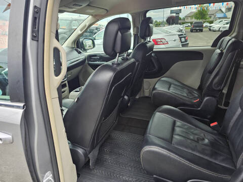 2016 Chrysler Town and Country Touring