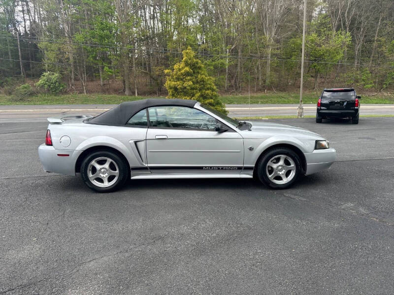 2004 Ford Mustang Deluxe