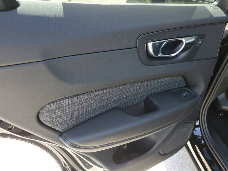 2025 Volvo XC60 B5 Core Dark Theme