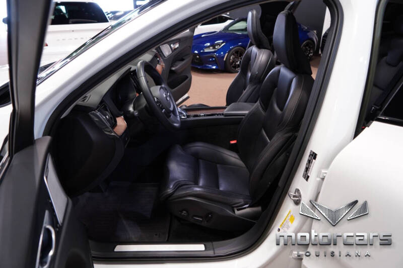 2023 Volvo XC60 B5 Ultimate Dark Theme