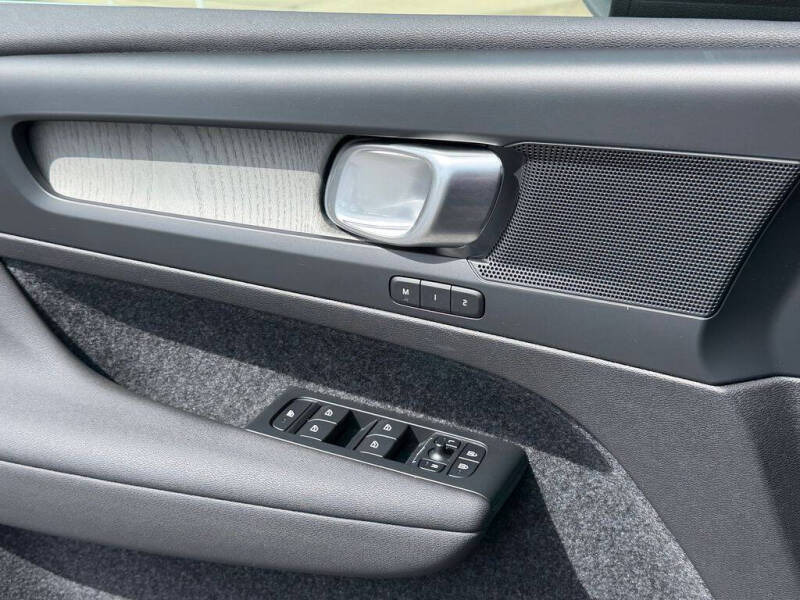 2023 Volvo XC40 B5 Plus Bright Theme