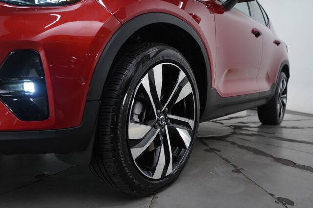 2023 Volvo XC40 B5 Ultimate Dark Theme