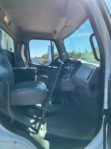 2011 Freightliner M2 106