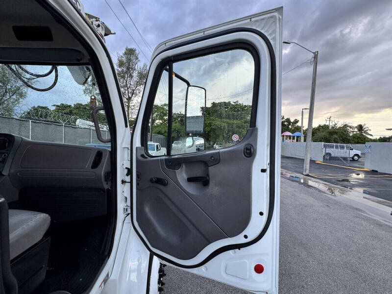 2019 Freightliner M2 106