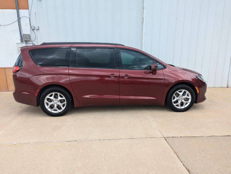2019 Chrysler Pacifica Limited's photo
