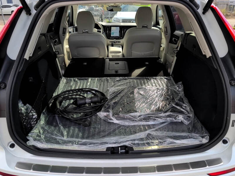 2025 Volvo XC60 T8 Plus Dark Theme