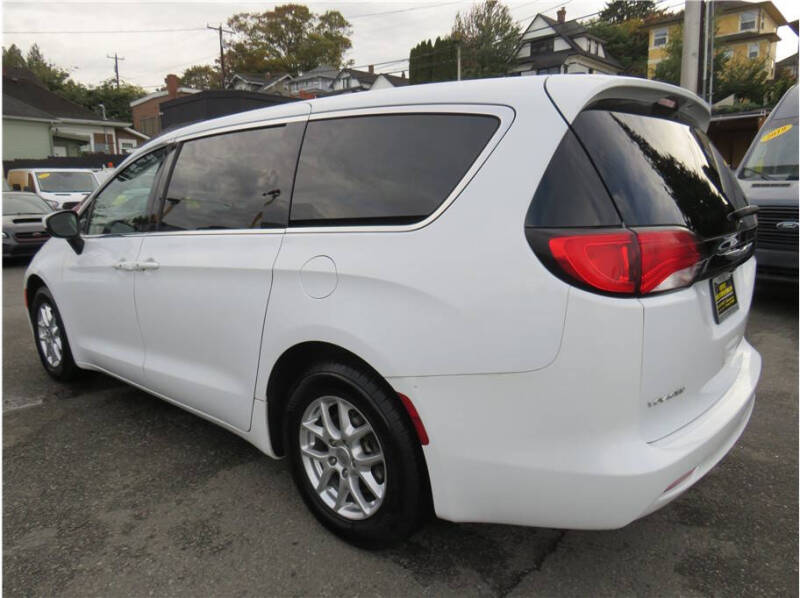 2022 Chrysler Voyager LX