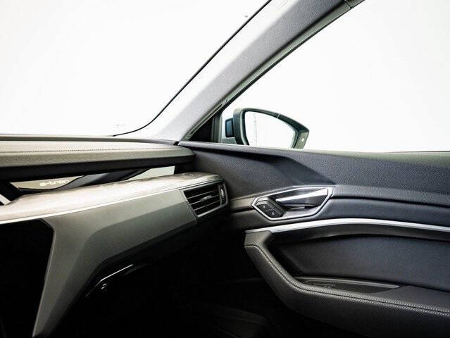 2022 Audi e-tron quattro Premium