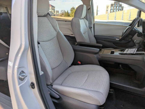 2025 Toyota Sienna LE 8-Passenger