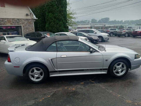 2004 Ford Mustang Deluxe
