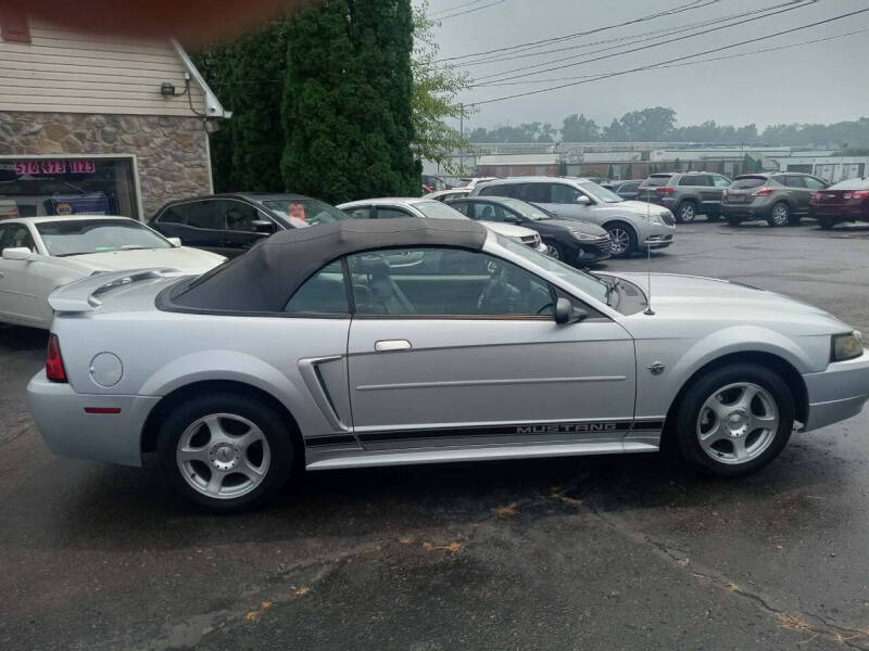 2004 Ford Mustang Deluxe