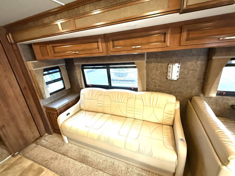 2014 Fleetwood RV Bounder 33’ Double Slide!!!!