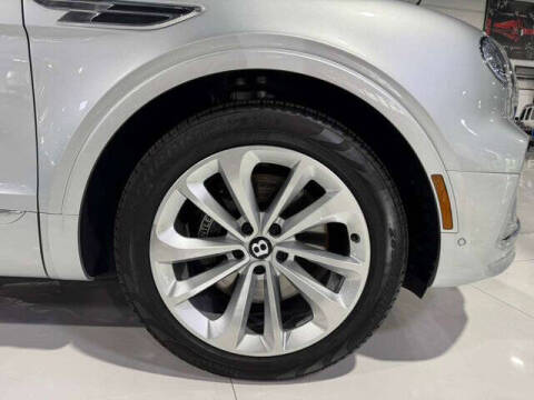 2023 Bentley Bentayga EWB V8