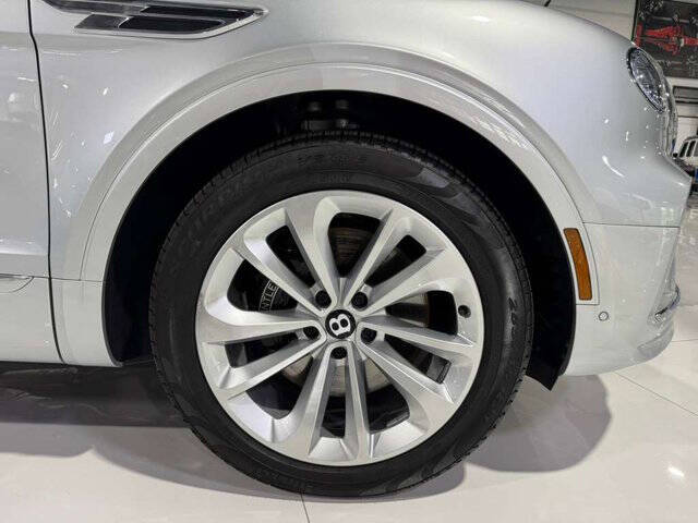 2023 Bentley Bentayga EWB V8