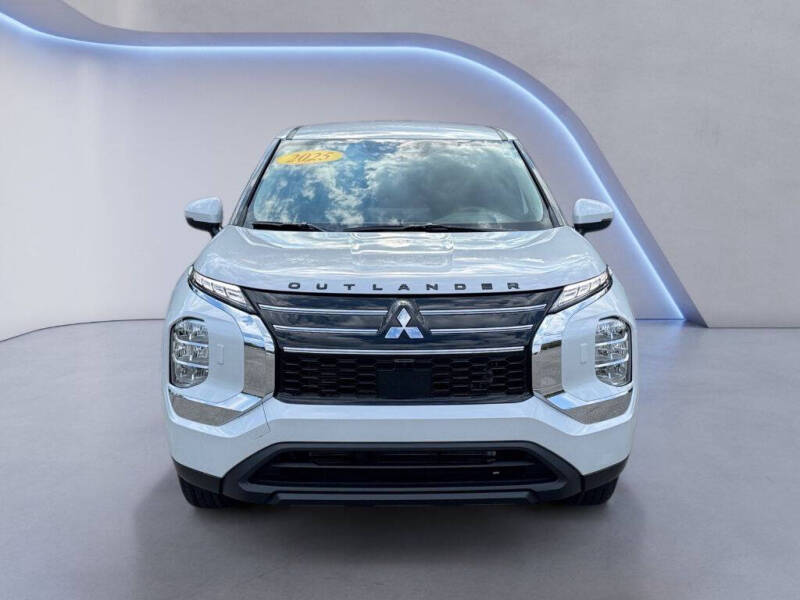 2025 Mitsubishi Outlander ES