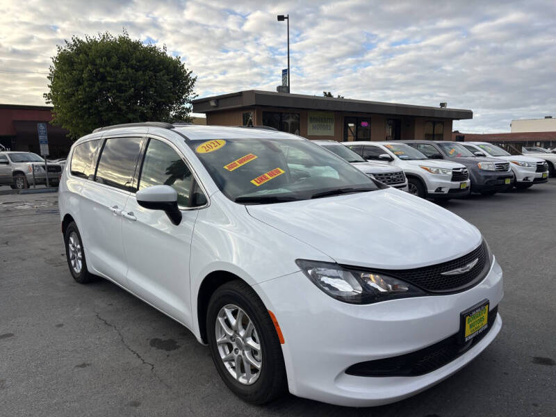 2021 Chrysler Voyager's photo