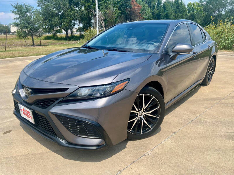 2022 Toyota Camry SE's photo