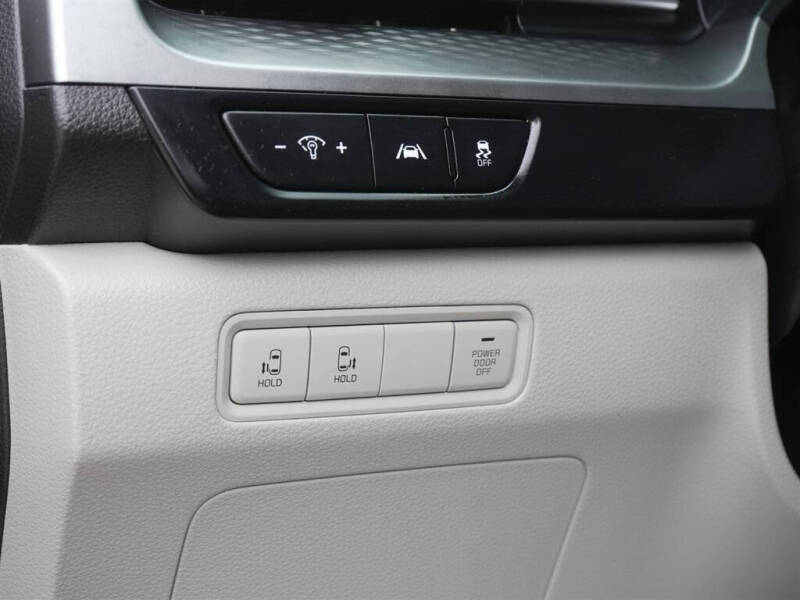 2023 Kia Carnival LX