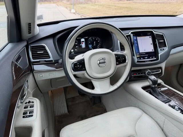 2016 Volvo XC90 T6 Momentum