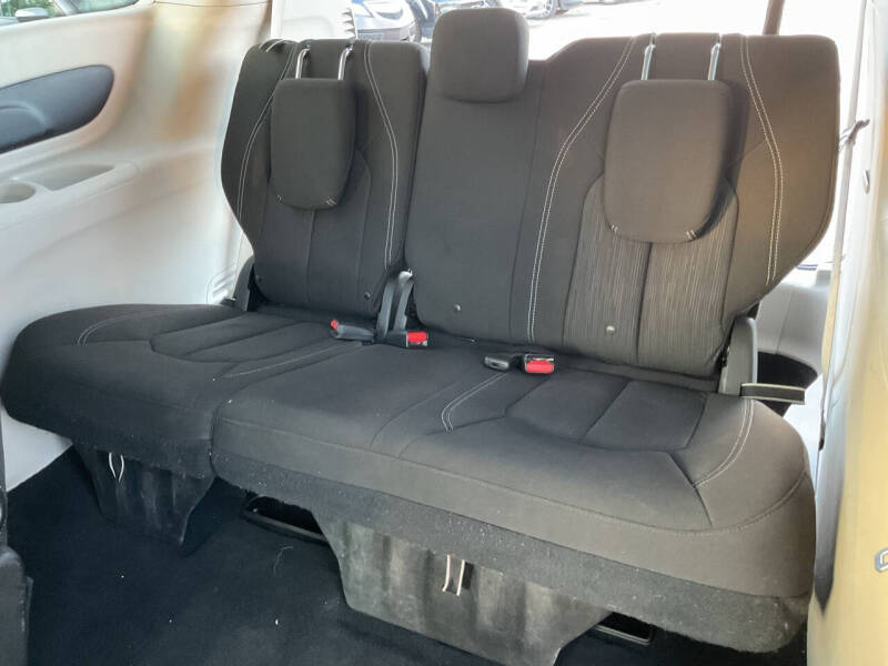 2021 Chrysler Voyager LX