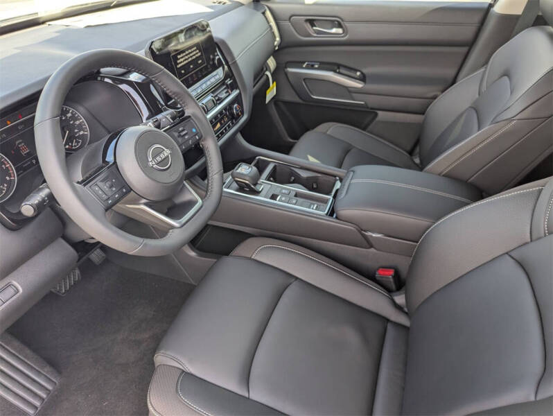 2025 Nissan Pathfinder SL