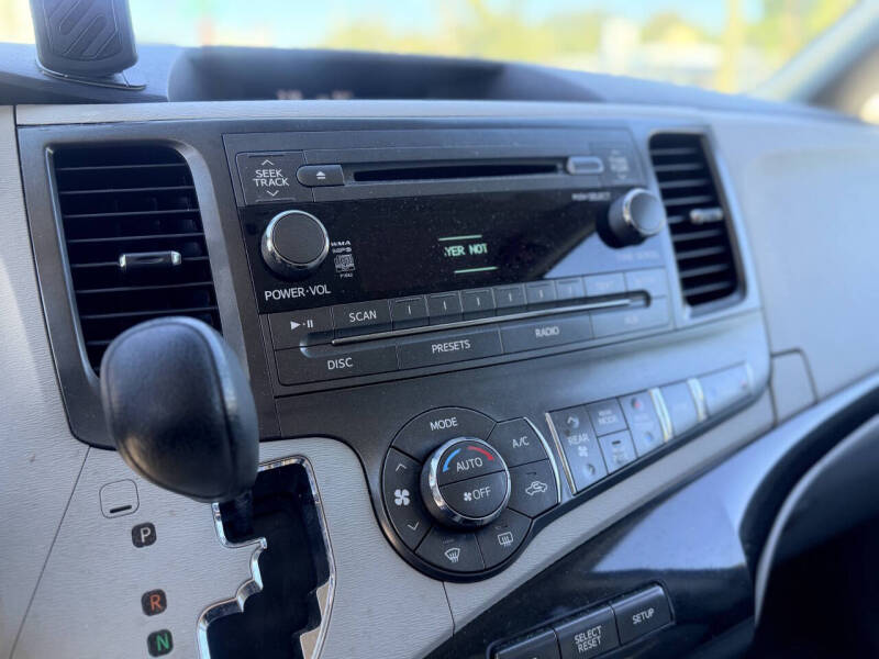 2014 Toyota Sienna LE 8-Passenger