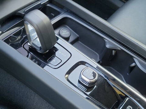 2024 Volvo XC60 B5 Core Dark Theme