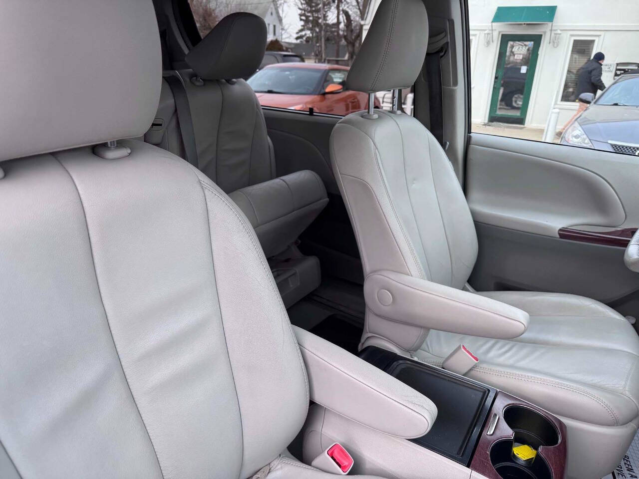 2013 Toyota Sienna 27