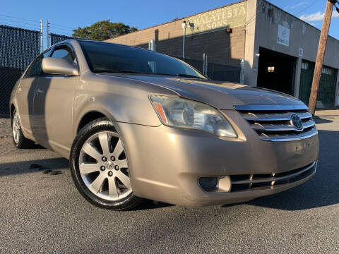 2005 Toyota Avalon for sale at Illinois Auto Sales in Paterson NJ