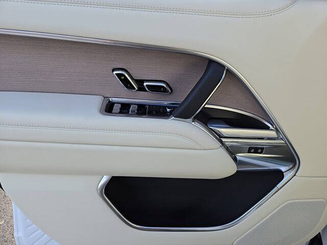 2025 Land Rover Range Rover P550e SE