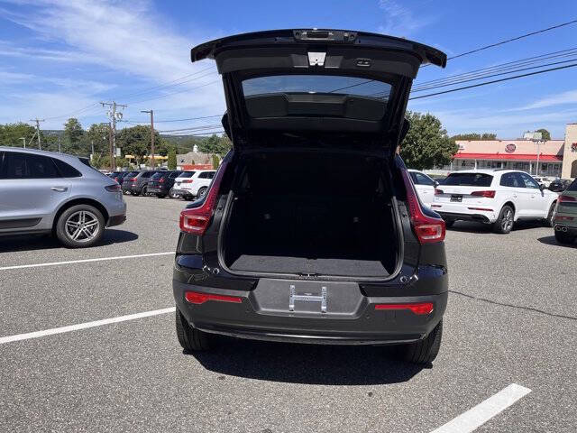 2025 Volvo XC40 B5 Plus Dark Theme