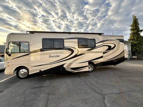 2014 Fleetwood RV Bounder 33’ Double Slide!!!!