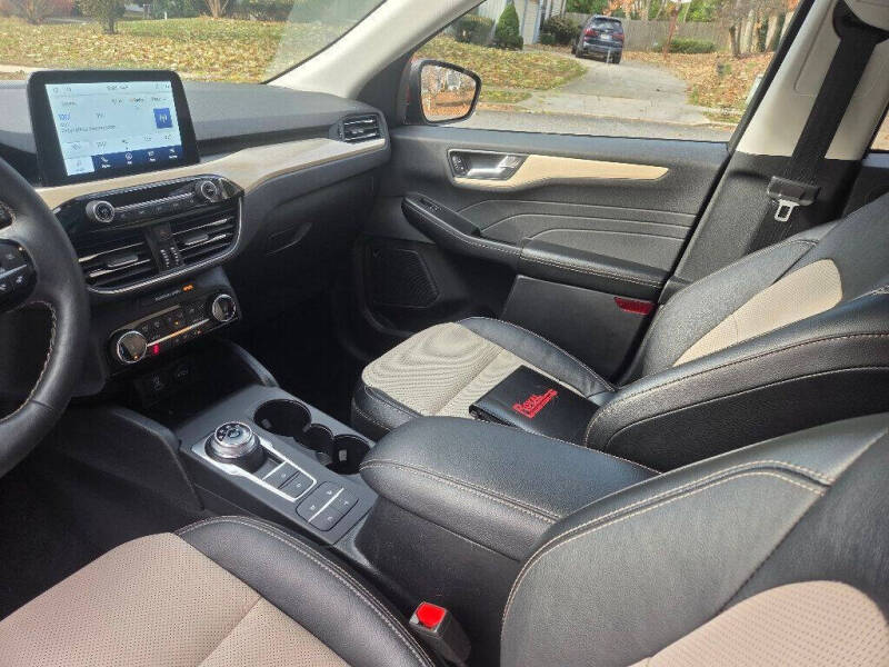 2022 Ford Escape Titanium