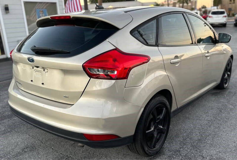 2017 Ford Focus SE photo 5