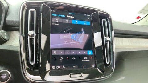 2025 Volvo XC40 B5 Plus Bright Theme