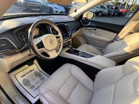 2017 Volvo XC90 T6 Momentum