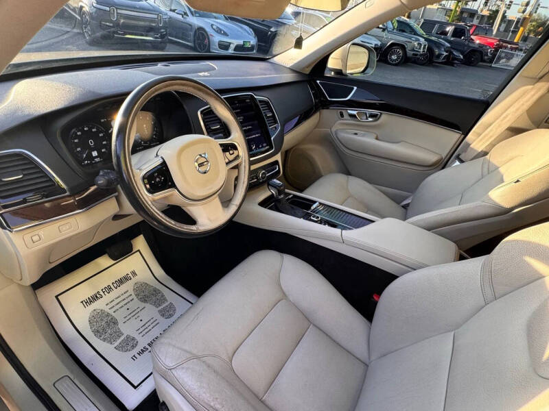 2017 Volvo XC90 T6 Momentum