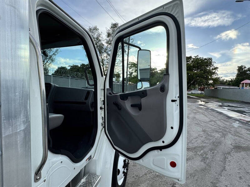 2022 Freightliner M2 106