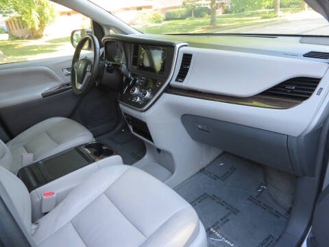 2017 Toyota Sienna XLE 8-Passenger