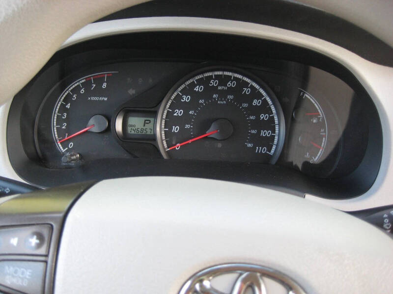 2011 Toyota Sienna LE 7-Passenger Auto Access Seat