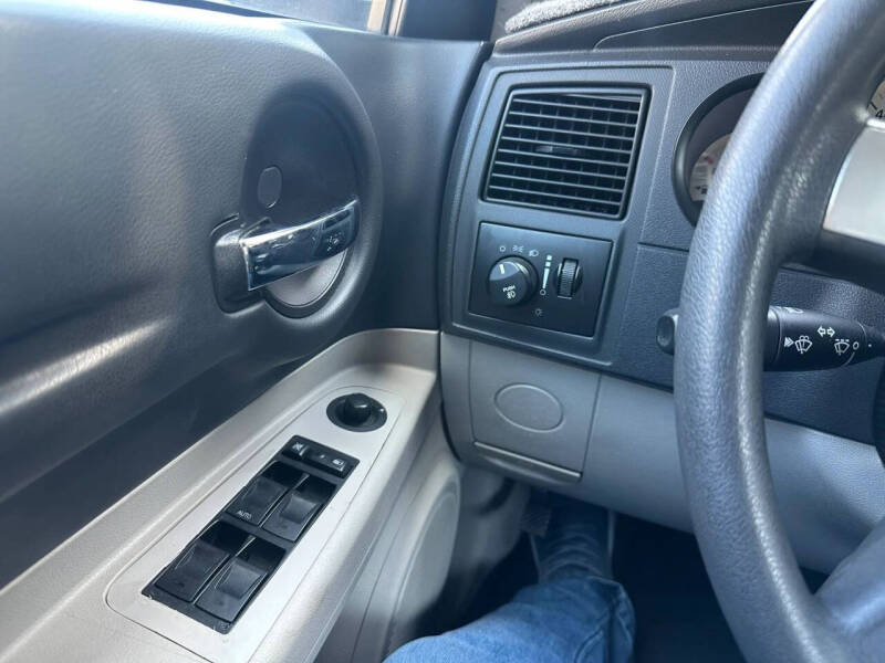 2005 Dodge Magnum SE