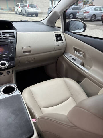 2012 Toyota Prius v Five