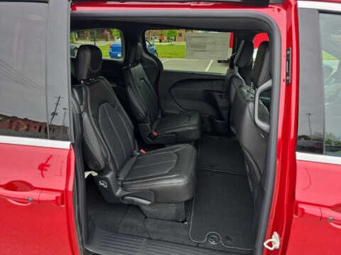2027 Chrysler Pacifica Select