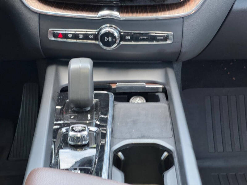 2022 Volvo XC60 B5 Momentum