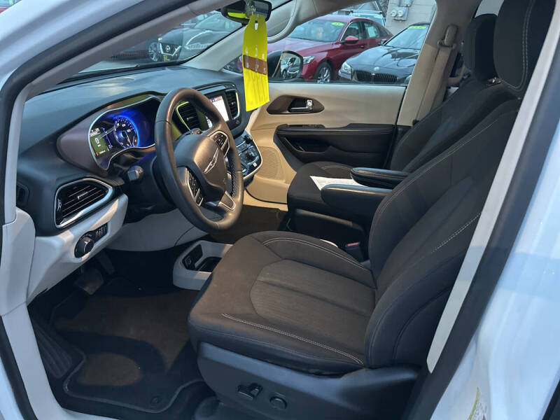 2024 Chrysler Voyager LX