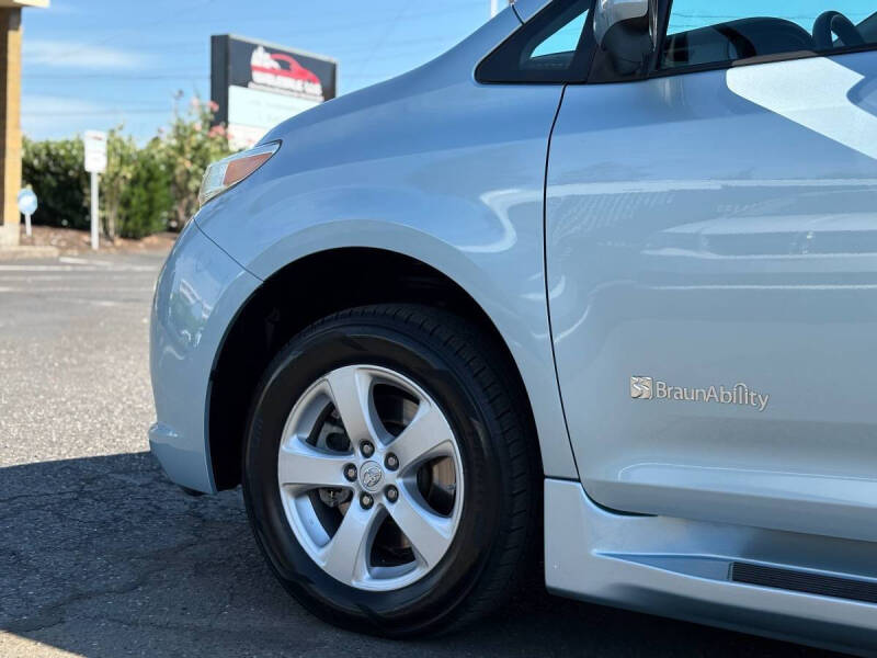 2017 Toyota Sienna LE Mobility 7-Passenger