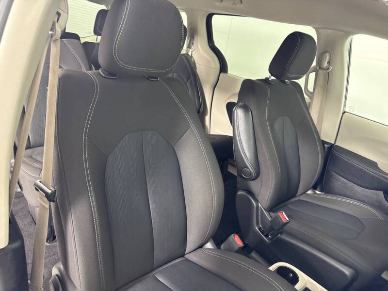 2022 Chrysler Voyager LX