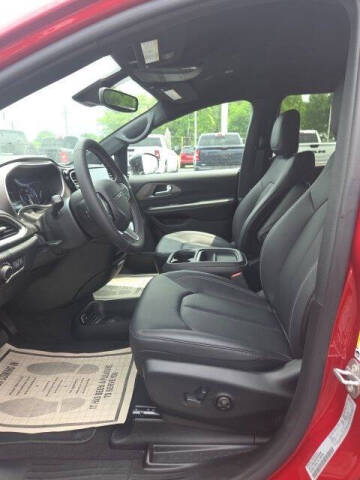 2027 Chrysler Pacifica Select