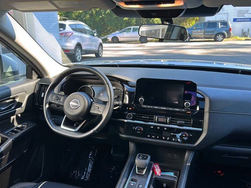 2023 Nissan Pathfinder SV