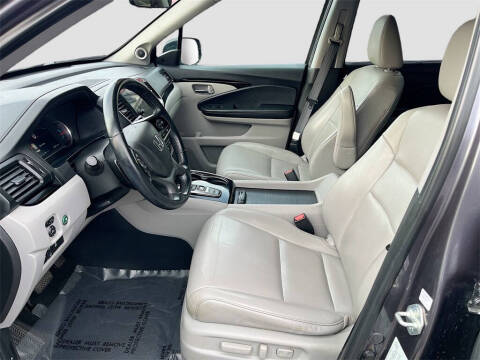 2021 Honda Pilot Touring w/Rear Captain's Chairs